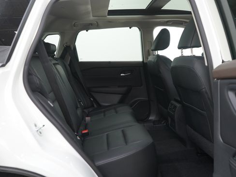 Used 2022 Nissan Rogue SV w/ SV Premium Package image 11