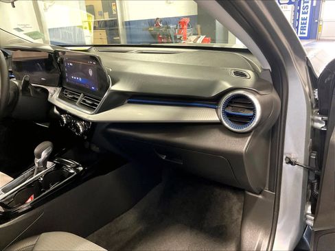 Used 2025 Chevrolet Trax LT w/ LT Convenience Package FWD image 13