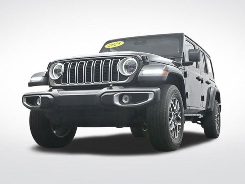 Used 2025 Jeep Wrangler Unlimited Sahara AWD/4WD image 33