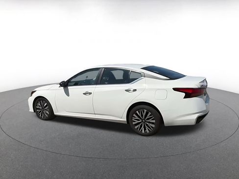 Used 2025 Nissan Altima 2.5 SV FWD image 9