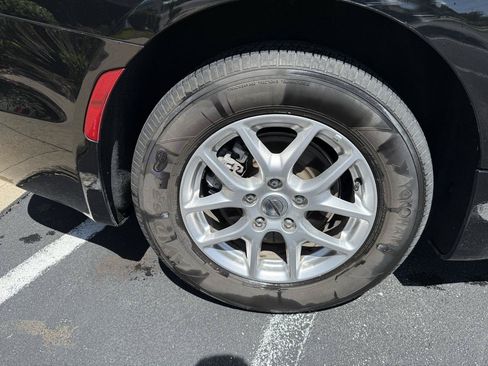 Used 2024 Chrysler Pacifica Touring-L FWD image 29