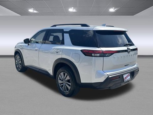 Used 2025 Nissan Pathfinder SV FWD image 5