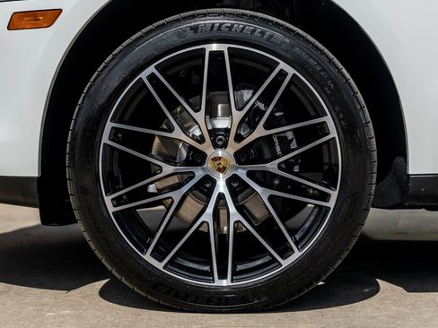 Certified 2026 Porsche Macan AWD/4WD image 13