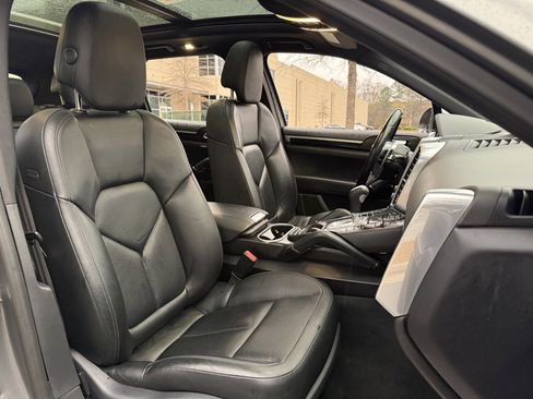 Used 2018 Porsche Cayenne Platinum Edition image 41