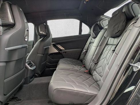 Used 2024 BMW 740i w/ Executive Package image 18