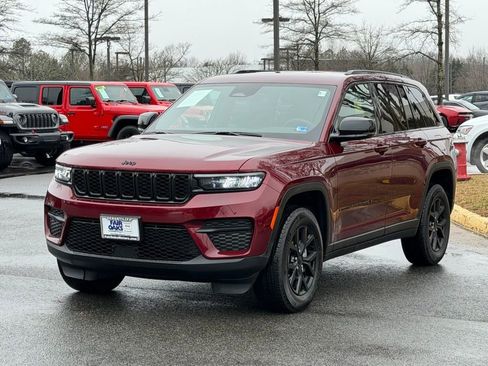 Used 2024 Jeep Grand Cherokee Altitude image 3