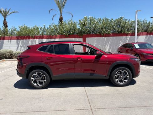 Used 2025 Chevrolet Trax LT w/ Driver Confidence Package FWD image 2