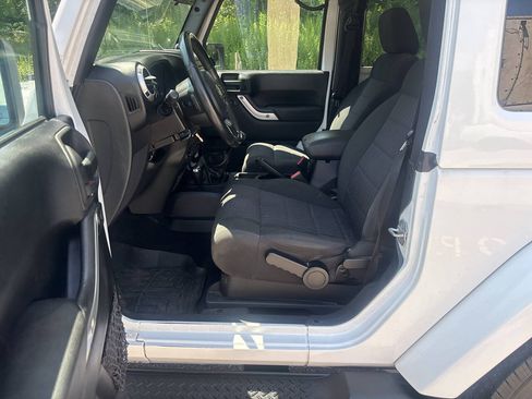 Used 2012 Jeep Wrangler Sahara w/ Connectivity Group AWD/4WD image 18