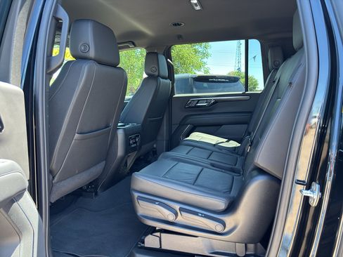 Used 2025 Chevrolet Suburban Z71 AWD/4WD image 19