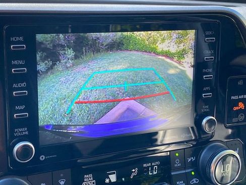 Used 2022 Toyota Highlander XLE FWD image 26