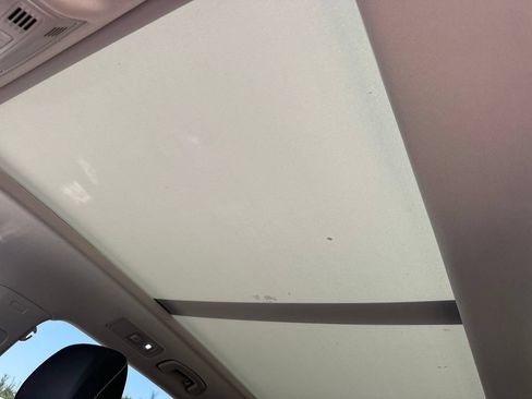 Used 2023 Volkswagen Tiguan SE w/ Panoramic Sunroof Package FWD image 16