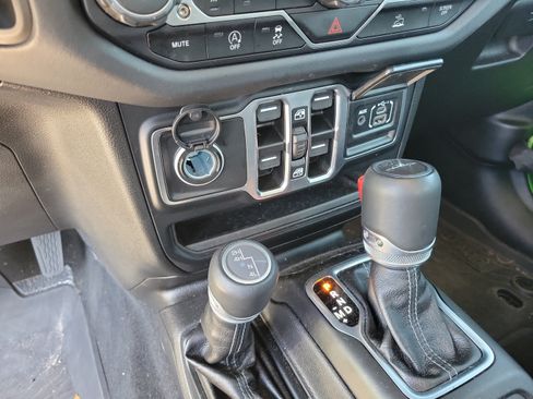 Certified 2025 Jeep Gladiator Sport AWD/4WD image 19