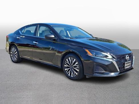Used 2025 Nissan Altima 2.5 SV FWD image 3