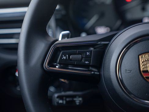 Certified 2025 Porsche Macan S AWD/4WD image 7