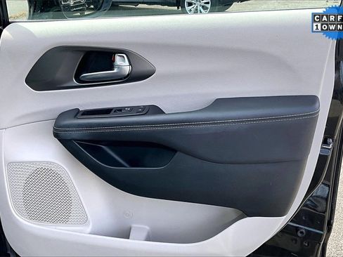 Used 2024 Chrysler Pacifica Touring-L image 23