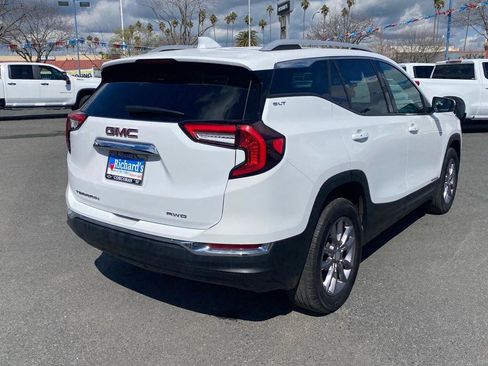 Used 2024 GMC Terrain SLT image 11