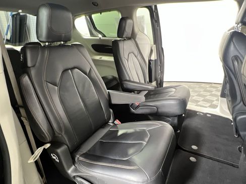 Used 2018 Chrysler Pacifica Touring-L w/ Premium Audio Group FWD image 28