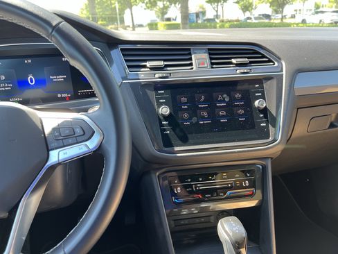 Used 2022 Volkswagen Tiguan SE w/ Panoramic Sunroof Package AWD/4WD image 18