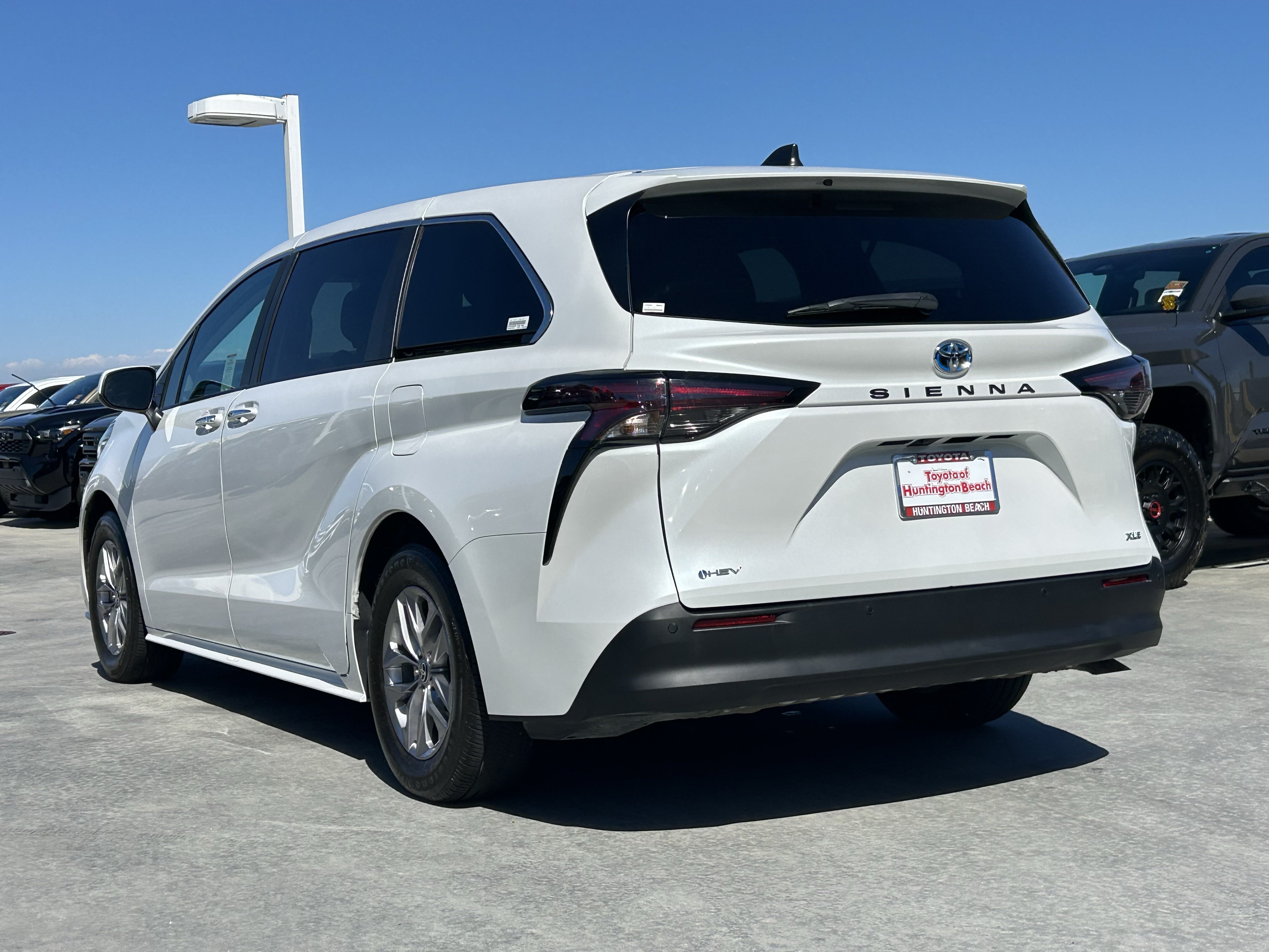 Used 2025 Toyota Sienna XLE FWD image 5