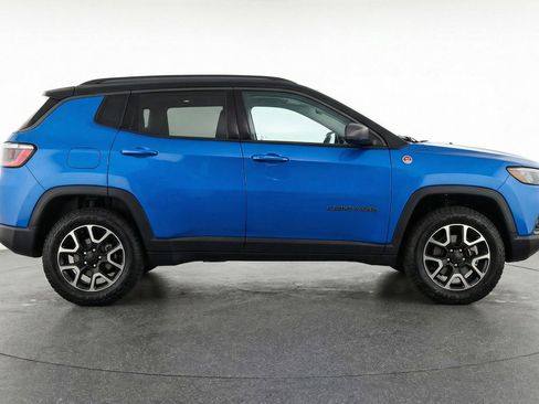 Used 2025 Jeep Compass Trailhawk image 11