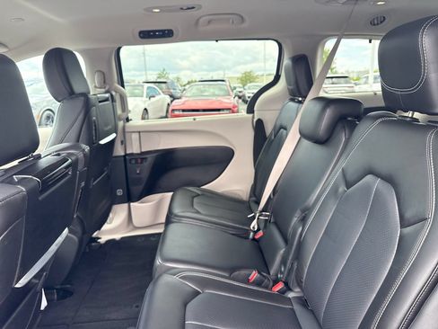 Used 2024 Chrysler Pacifica Touring-L w/ Uconnect Theater Family Group FWD image 13