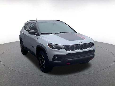 Used 2025 Jeep Compass Trailhawk image 3