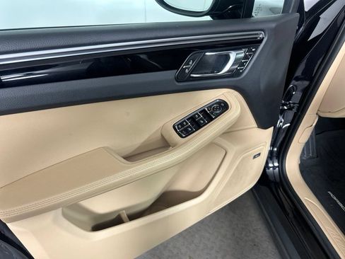 Certified 2023 Porsche Macan AWD/4WD image 24