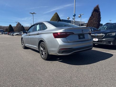 Used 2023 Volkswagen Jetta SE image 3