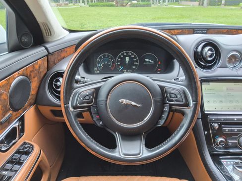 Used 2019 Jaguar XJ L Portfolio RWD image 7