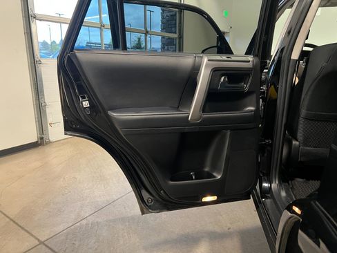 Used 2022 Toyota 4Runner SR5 AWD/4WD image 31