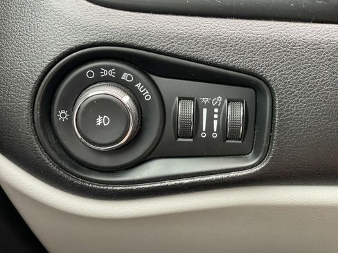 Used 2018 Jeep Renegade Limited w/ UConnect 8.4 Nav Group FWD image 34