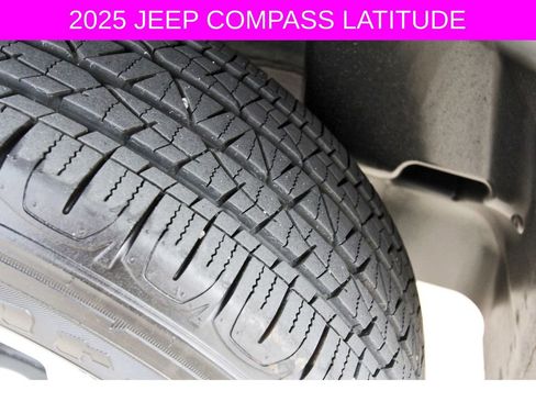 Used 2025 Jeep Compass Latitude w/ Convenience Group image 11