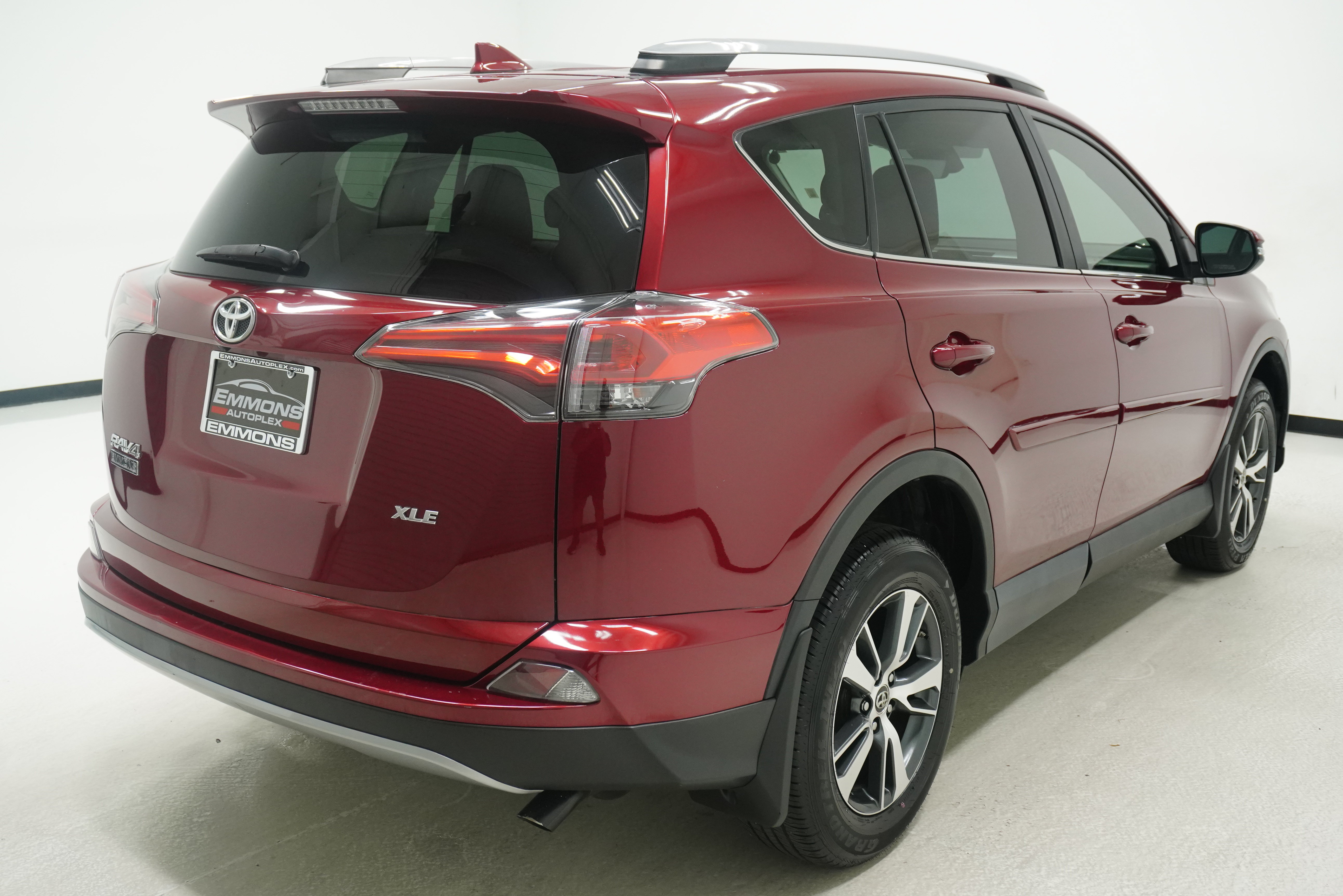 Used 2018 Toyota RAV4 XLE FWD image 4