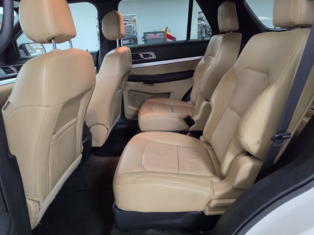 Used 2017 Ford Explorer XLT w/ Equipment Group 202A AWD/4WD image 28