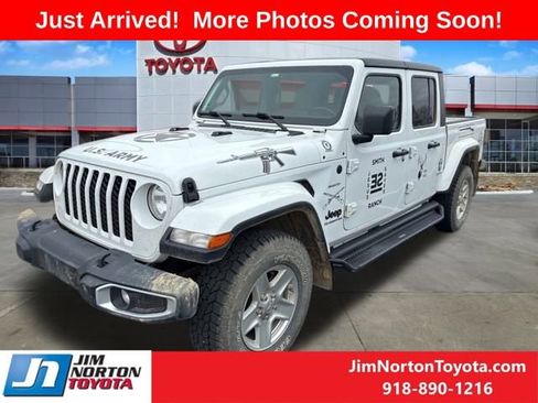 Used 2022 Jeep Gladiator Sport image 3