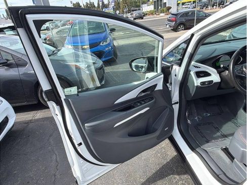 Used 2019 Chevrolet Bolt Premier w/ Infotainment Package FWD image 19