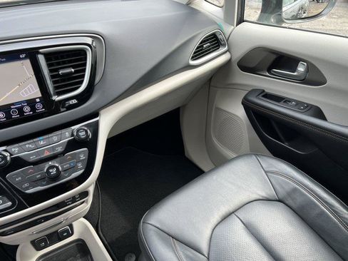 Used 2020 Chrysler Pacifica Touring-L Plus w/ Advanced Safetytec Group FWD image 30