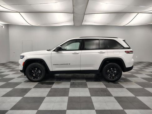 New 2025 Jeep Grand Cherokee Altitude image 7