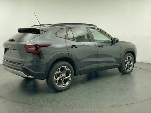 Used 2025 Chevrolet Trax LT FWD image 9
