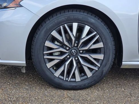 Used 2025 Nissan Altima 2.5 SV FWD image 29