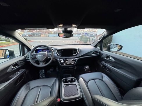 Used 2023 Chrysler Pacifica Touring-L w/ S Appearance Package image 19