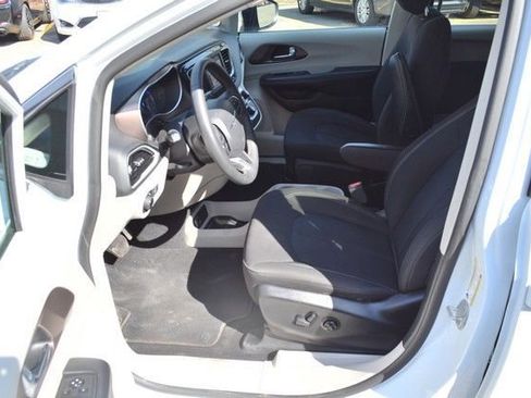 Used 2023 Chrysler Voyager LX image 17