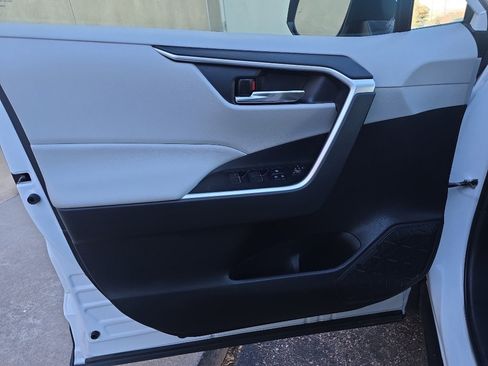 Used 2022 Toyota RAV4 XLE image 21