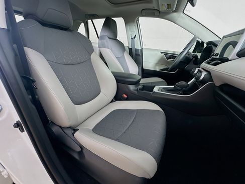Used 2025 Toyota RAV4 XLE w/ Convenience Package FWD image 31