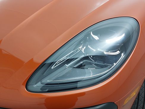 Used 2025 Porsche Macan image 32