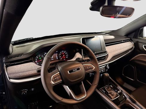 Used 2025 Jeep Compass Latitude image 9