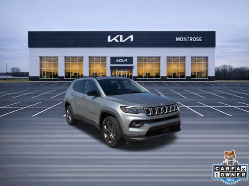 Used 2022 Jeep Compass Latitude image 3