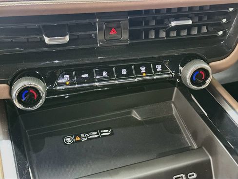 Used 2025 Chevrolet Tahoe High Country AWD/4WD image 16