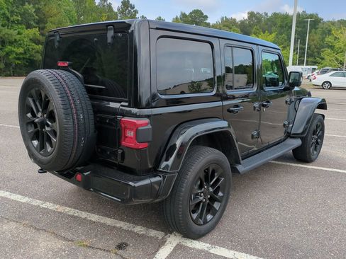 Used 2022 Jeep Wrangler Unlimited Sahara AWD/4WD image 4