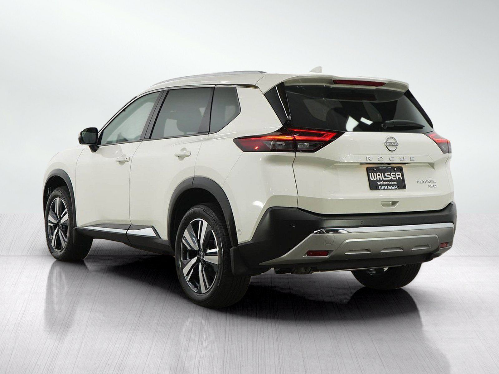 Used 2023 Nissan Rogue Platinum AWD/4WD image 3